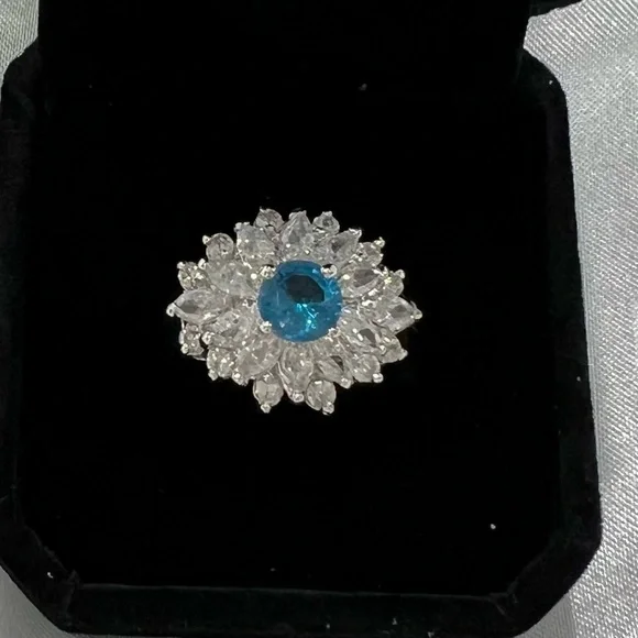 SWAROVSKI ELEMENTS Elegant Silver and Blue Crystal Ring SIZE 6 - Picture 5 of 8
